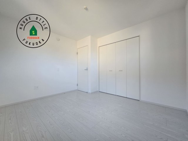 福岡市南区曰佐5丁目第3-2棟(2号棟)の内観：施工例|落ち着いた色調の洋室です。