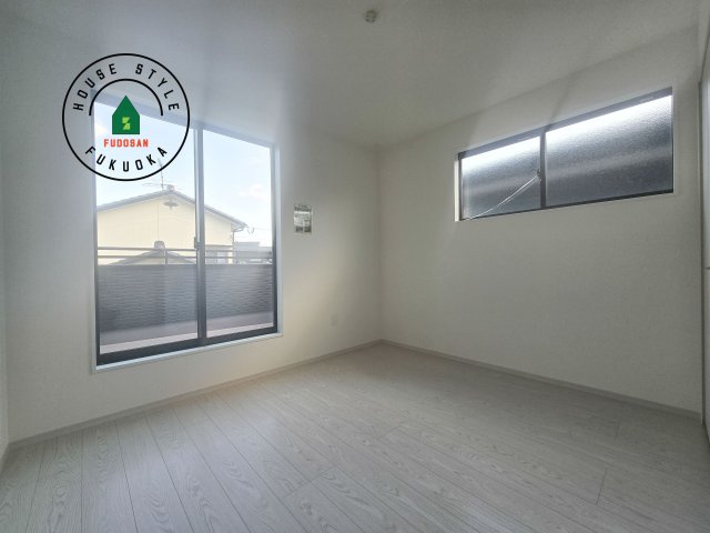 福岡市南区曰佐5丁目第3-2棟(2号棟)の内観：施工例|柔らかい陽光が差し込む明るいお部屋を演出する設計。彩光の取れる窓が気持ちの良いお部屋を創り上げます。