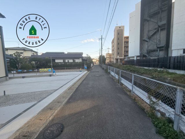 福岡市南区曰佐5丁目第3-2棟(2号棟)の前面道路含む現地写真|前面道路は閑静な住宅地をはしる車通りの少ない道路。お車の出し入れが苦手なママや小さなお子様にも安心ですね。しっかり舗装もされているので、ベビーカーや自転車で通っても快適に通行できます。