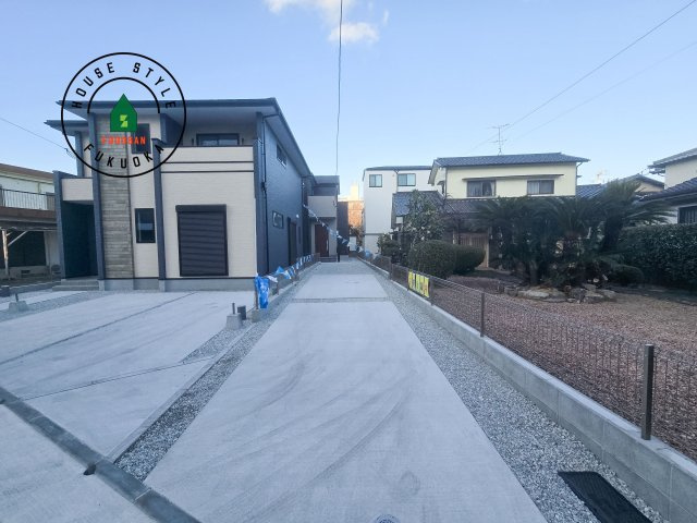 福岡市南区曰佐5丁目第3-2棟(2号棟)の駐車場|広々した駐車場になります。3台並列駐車となります。