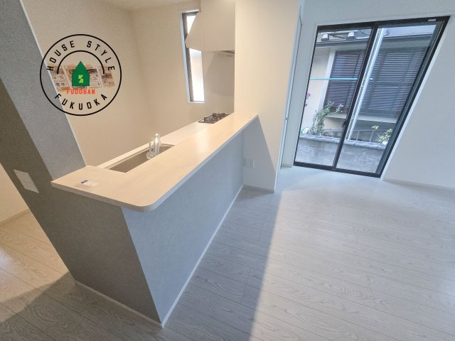 福岡市南区曰佐5丁目第3-2棟(2号棟)の内観：施工例|キッチンから立ち込める香りが今日の料理を期待させます。