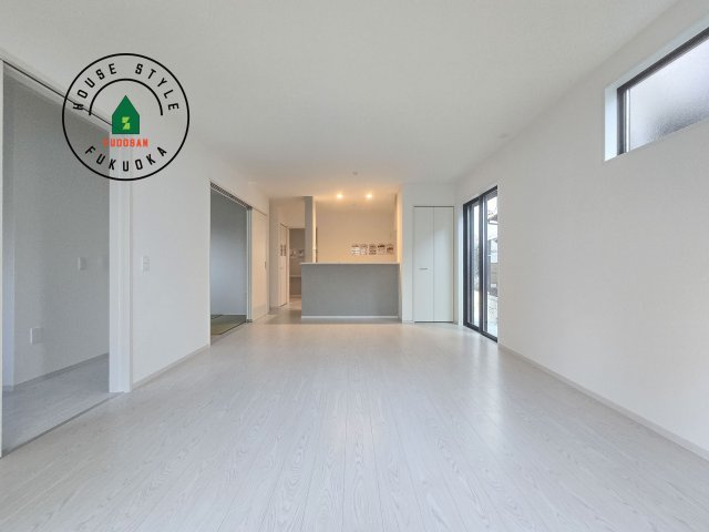 福岡市南区曰佐5丁目第3-2棟(2号棟)の内観：施工例|ご家族を近くに感じられる対面キッチンのLDK。会話もはずみそうですね。