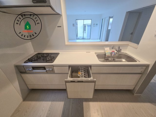 福岡市南区曰佐5丁目第3-2棟(2号棟)の内観：施工例|キッチン。グリル・食器洗い乾燥機・浄水器も完備。