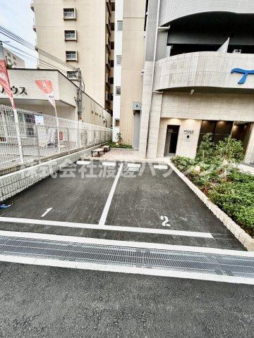 セレニテ江坂グランデの駐車場