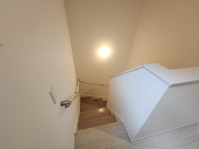 春日市弥生7丁目第1-3棟(3号棟)の内装|階段からも明るい光が入ります。採光や通風も階段の重要な役割です。
