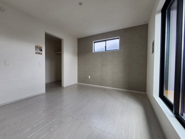 春日市弥生7丁目第1-3棟(3号棟)の寝室|主寝室には収納力に優れたクローゼットがありますので、お部屋もすっきり片付きます。