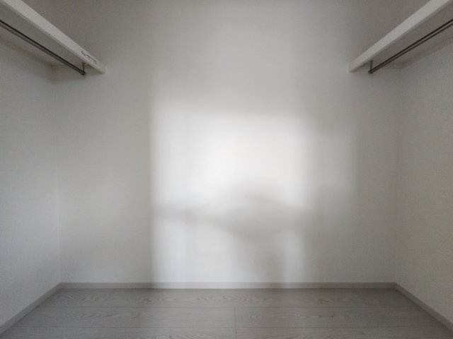 春日市弥生7丁目第1-3棟(3号棟)の収納|洋服や大きな荷物が多い方や人数の多いご家族などは、一般的なクローゼットよりもウォークインクローゼットのほうが使い勝手が良いです。