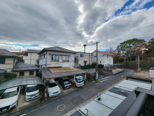 春日市弥生7丁目第1-3棟(3号棟)の展望|窓から緑が見える物件も魅力的です。