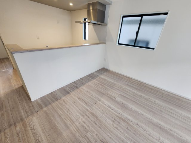 春日市弥生7丁目第1-3棟(3号棟)のダイニング|キッチンから立ち込める香りが今日の料理を期待させます。