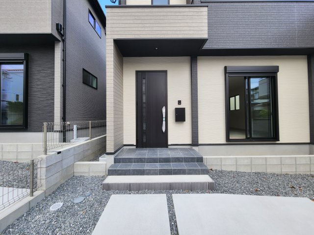 春日市弥生7丁目第1-3棟(3号棟)の玄関|おでかけの時も帰った時も、「我が家」を最初に感じでもらえる素敵な空間に。