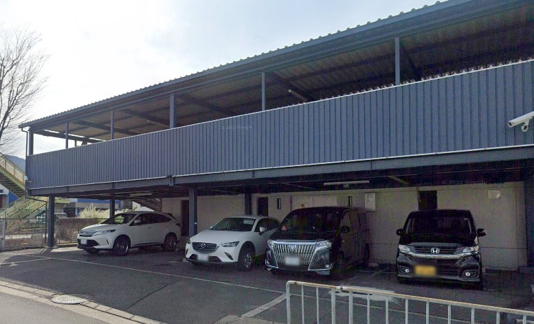 東大阪市下六万寺町１丁目の賃貸マンションの駐車場