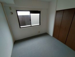 東大阪市下六万寺町１丁目の賃貸マンションの洋室