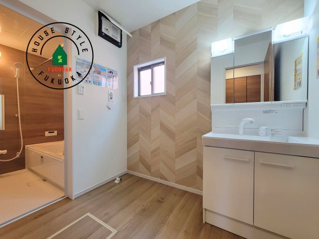 春日市須玖北4丁目第2-2棟(1号棟)の脱衣所|ゆとりの洗面スペースで朝の身支度もスムーズに。暮らしを快適に変えるシャワー付洗面台です！