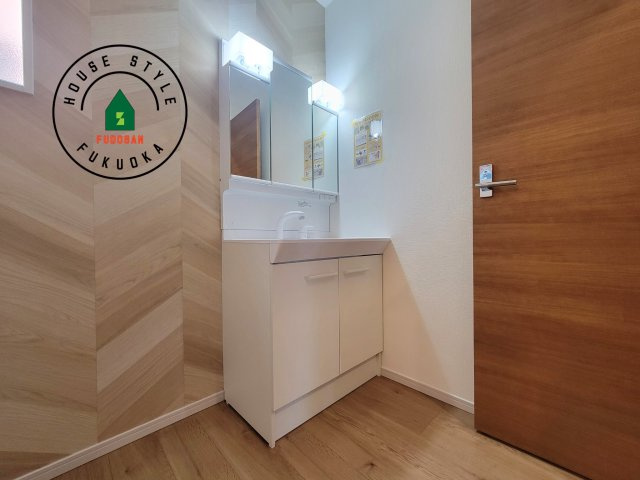 春日市須玖北4丁目第2-2棟(1号棟)の独立洗面台|毎日使うものだから清潔な空間を保ちたい水回り。洗面にはそんな願いを解消させてくれる収納アイデアが満載です。三面鏡の裏側にはキャビネットが現れ小物から背の高い物まで収納できます。