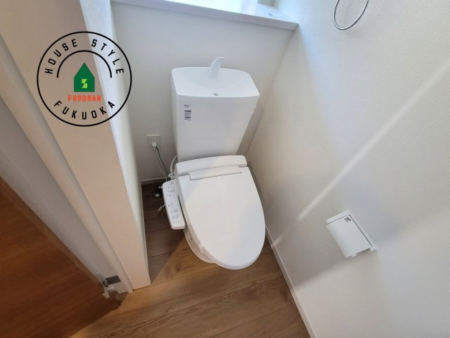 春日市須玖北4丁目第2-2棟(1号棟)のトイレ|温水洗浄便座を完備しております。2ヶ所にトイレがあるのは朝の慌ただしい時間も安心です。