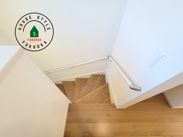 春日市須玖北4丁目第2-2棟(1号棟)の内装|＜手すり付階段＞手すりがないと階段の昇り降りで危険なことはもちろん、壁に手をつきながら歩くことで壁紙が汚れやすくなります。すべての方に快適に昇り降りしていただくため、手すりを設置しました。