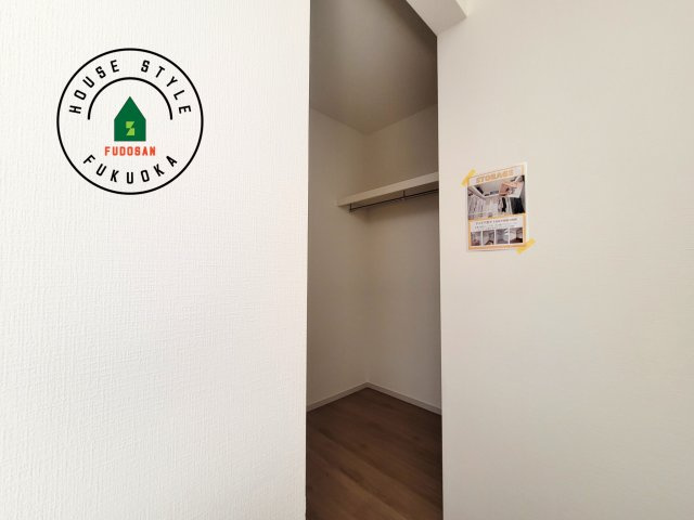 春日市須玖北4丁目第2-2棟(1号棟)の収納|洋服や大きな荷物が多い方や人数の多いご家族などは、一般的なクローゼットよりもウォークインクローゼットのほうが使い勝手が良いです。