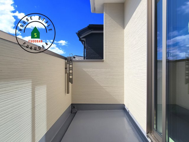 春日市須玖北4丁目第2-2棟(1号棟)のバルコニー|風をしっかりと感じられるバルコニーでは、毎日が洗濯日和です。広々としているので洗濯も楽しくなるでしょうし、気分転換にバルコニーからの眺めを楽しむのもいいでしょう。