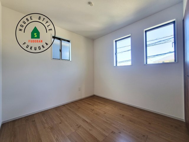 春日市須玖北4丁目第2-2棟(1号棟)の洋室|採光良好な洋室は全居室、複層ガラスの遮熱効果と断熱効果で、一年中快適に過ごせます。
