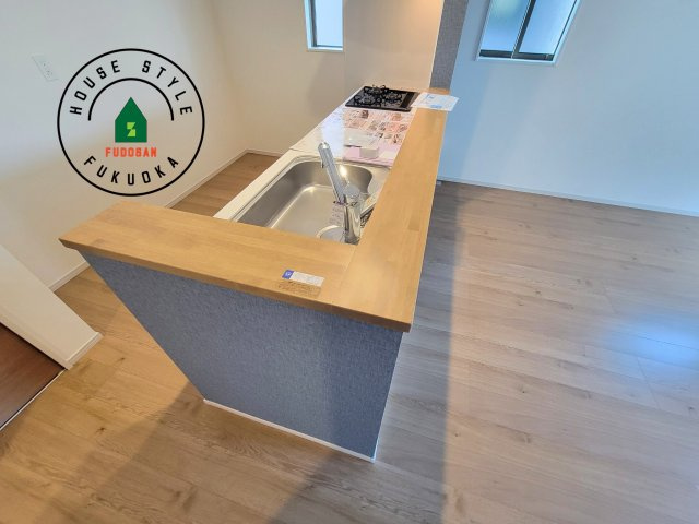 春日市須玖北4丁目第2-2棟(1号棟)のダイニング|キッチンから立ち込める香りが今日の料理を期待させます。