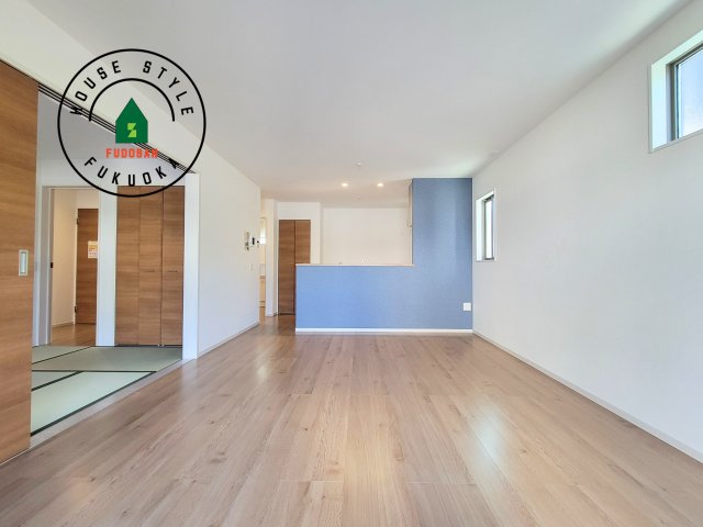 春日市須玖北4丁目第2-2棟(1号棟)の居間・リビング|キッチンからリビングをしっかり確認できます。家族の笑顔があふれる空間になりそうですね。