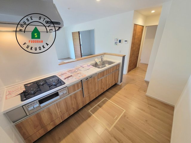 春日市須玖北4丁目第2-2棟(1号棟)のキッチン|ダイニングテーブルへの配膳がラクラク、お料理はかどるカウンター付きシステムキッチン！