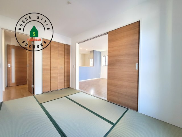 春日市須玖北4丁目第2-2棟(1号棟)の和室|和室を上手に活用すると暮らし方の幅が広がります。例えば普段は開け放して、子供の小さいうちはお昼寝や遊びのスペースに。畳はソフトなので転んでもケガをしにくく安心です