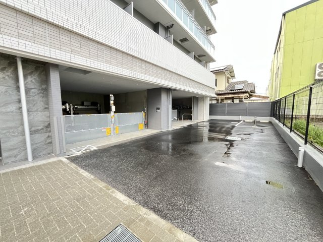 ファーストフィオーレ長田グランディールの駐車場