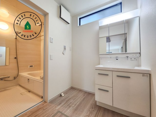 古賀市千鳥6丁目第1-2棟（1号棟）の脱衣所|ゆとりの洗面スペースで朝の身支度もスムーズに。暮らしを快適に変えるシャワー付洗面台です！