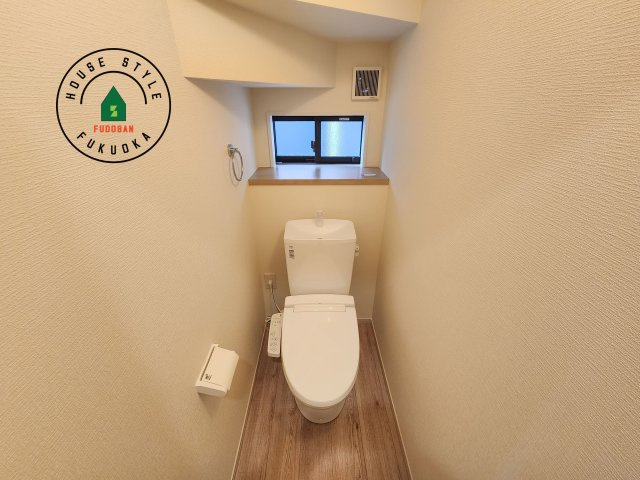 古賀市千鳥6丁目第1-2棟（1号棟）のトイレ|温水洗浄便座を完備しております。2ヶ所にトイレがあるのは朝の慌ただしい時間も安心です。