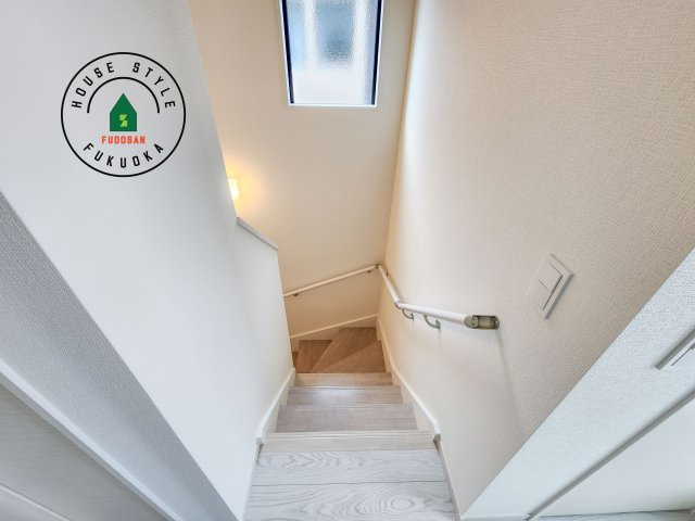 古賀市千鳥6丁目第1-2棟（1号棟）の内装|階段からも明るい光が入ります。採光や通風も階段の重要な役割です。