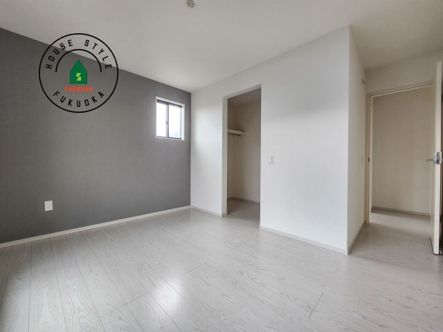 古賀市千鳥6丁目第1-2棟（1号棟）の寝室|主寝室には収納力に優れたクローゼットがありますので、お部屋もすっきり片付きます。