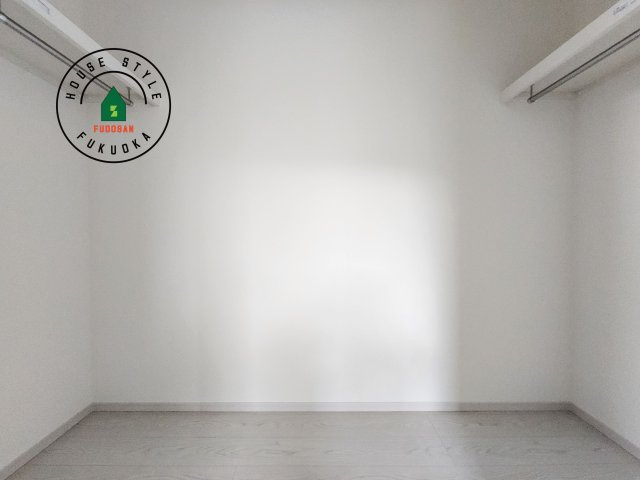 古賀市千鳥6丁目第1-2棟（1号棟）の収納|洋服や大きな荷物が多い方や人数の多いご家族などは、一般的なクローゼットよりもウォークインクローゼットのほうが使い勝手が良いです。