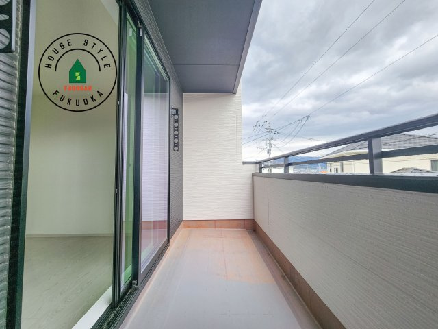 古賀市千鳥6丁目第1-2棟（1号棟）のバルコニー|風をしっかりと感じられるバルコニーでは、毎日が洗濯日和です。広々としているので洗濯も楽しくなるでしょうし、気分転換にバルコニーからの眺めを楽しむのもいいでしょう。