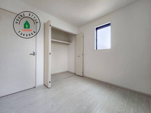 古賀市千鳥6丁目第1-2棟（1号棟）の子供部屋|柔らかい陽光が差し込む明るいお部屋を演出する設計。彩光の取れる窓が気持ちの良いお部屋を創り上げます。