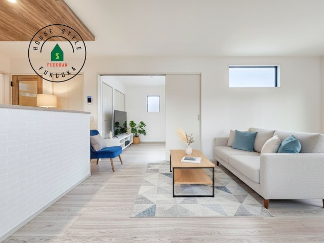 古賀市千鳥6丁目第1-2棟（1号棟）の居間・リビング|明るく開放的なリビングダイニングは豊かな陽光が注ぎ込み、やすらぎの空間を演出してくれます。ご家族で楽しいひとときをお過ごし下さい。※家具はCGを合成したものです。