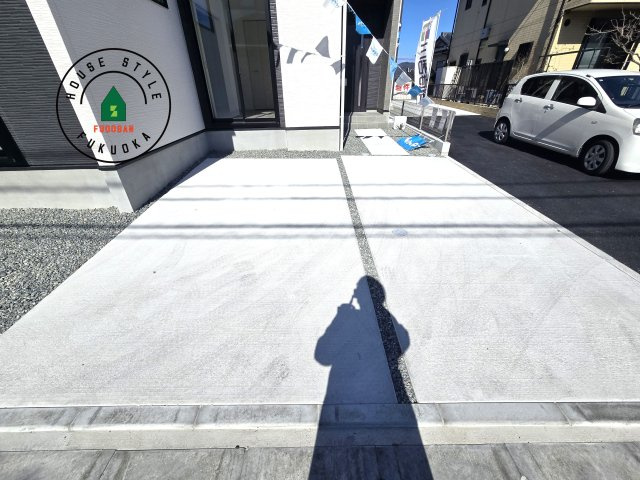 古賀市千鳥6丁目第1-2棟（1号棟）の駐車場|広々した駐車場になります。3台並列駐車となります。