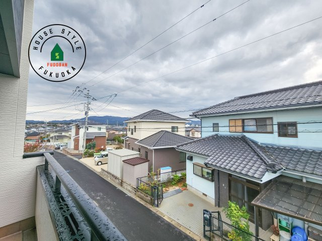 古賀市千鳥6丁目第1-2棟（1号棟）の展望|窓から緑が見える物件も魅力的です。