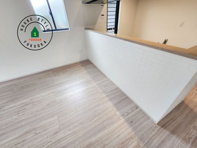 古賀市千鳥6丁目第1-2棟（1号棟）のダイニング|キッチンから立ち込める香りが今日の料理を期待させます。