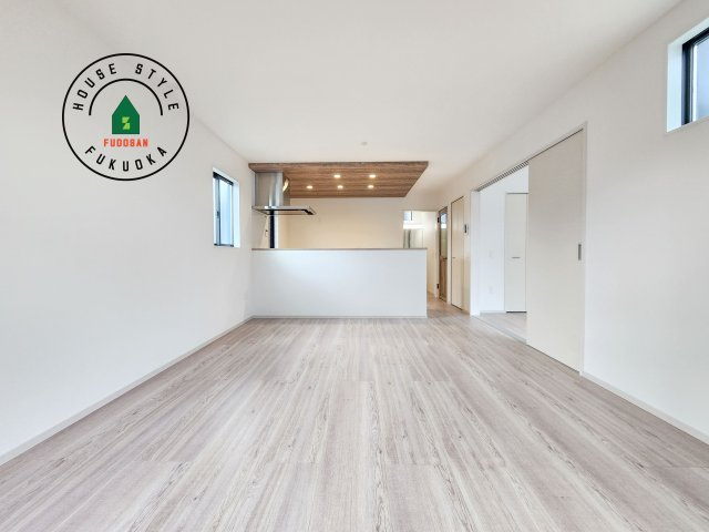 古賀市千鳥6丁目第1-2棟（1号棟）の居間・リビング|ご家族を近くに感じられる対面キッチンのLDK。会話もはずみそうですね。