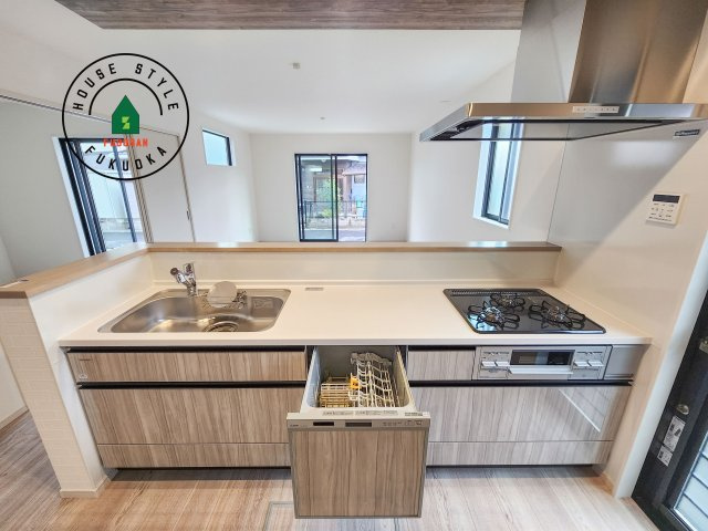 古賀市千鳥6丁目第1-2棟（1号棟）のキッチン|キッチン。グリル・食器洗い乾燥機・浄水器も完備。