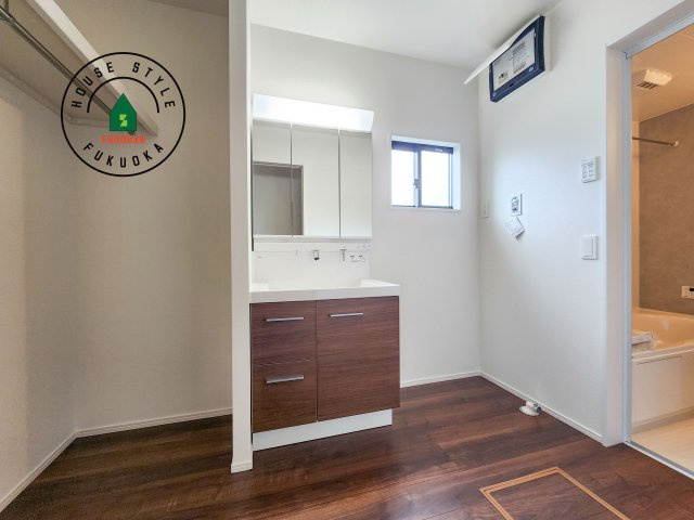 古賀市千鳥6丁目第1-2棟（2号棟）の脱衣所|ゆとりの洗面スペースで朝の身支度もスムーズに。暮らしを快適に変えるシャワー付洗面台です！