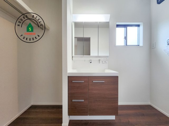 古賀市千鳥6丁目第1-2棟（2号棟）の独立洗面台|毎日使うものだから清潔な空間を保ちたい水回り。洗面にはそんな願いを解消させてくれる収納アイデアが満載です。三面鏡の裏側にはキャビネットが現れ小物から背の高い物まで収納できます。