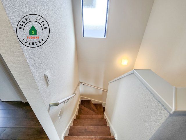 古賀市千鳥6丁目第1-2棟（2号棟）の内装|階段からも明るい光が入ります。採光や通風も階段の重要な役割です。