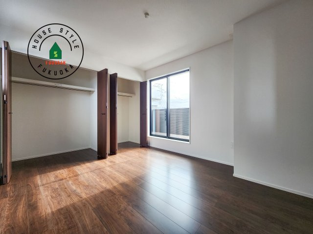 古賀市千鳥6丁目第1-2棟（2号棟）の寝室|主寝室には収納力に優れたクローゼットがありますので、お部屋もすっきり片付きます。