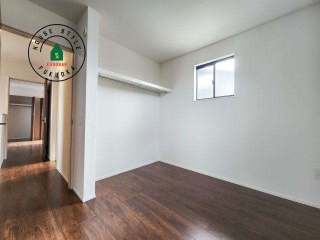 古賀市千鳥6丁目第1-2棟（2号棟）の子供部屋|柔らかい陽光が差し込む明るいお部屋を演出する設計。彩光の取れる窓が気持ちの良いお部屋を創り上げます。