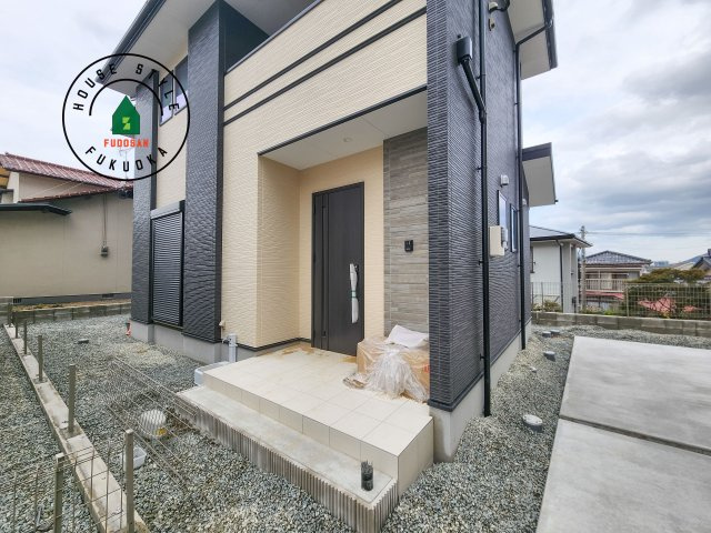 古賀市千鳥6丁目第1-2棟（2号棟）の玄関|おでかけの時も帰った時も、「我が家」を最初に感じでもらえる素敵な空間に。