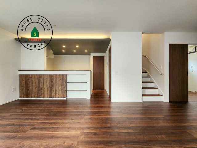 古賀市千鳥6丁目第1-2棟（2号棟）の居間・リビング|ご家族を近くに感じられる対面キッチンのLDK。会話もはずみそうですね。