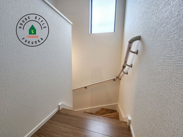 福津市津屋崎2丁目第3-2棟（1号棟）の内装|階段からも明るい光が入ります。採光や通風も階段の重要な役割です。