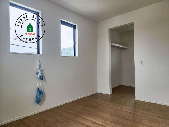 福津市津屋崎2丁目第3-2棟（1号棟）の子供部屋|柔らかい陽光が差し込む明るいお部屋を演出する設計。彩光の取れる窓が気持ちの良いお部屋を創り上げます。